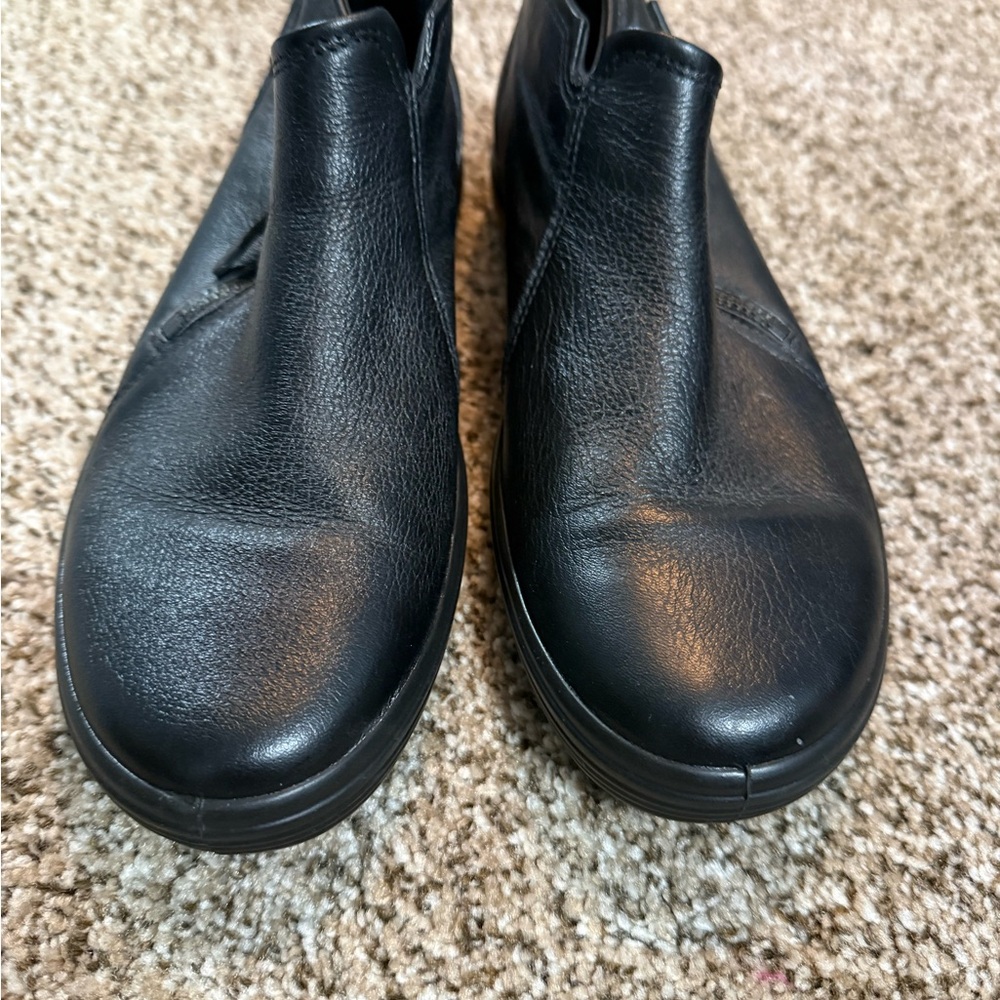 Ecco Women's Sleek Black Leather Booties